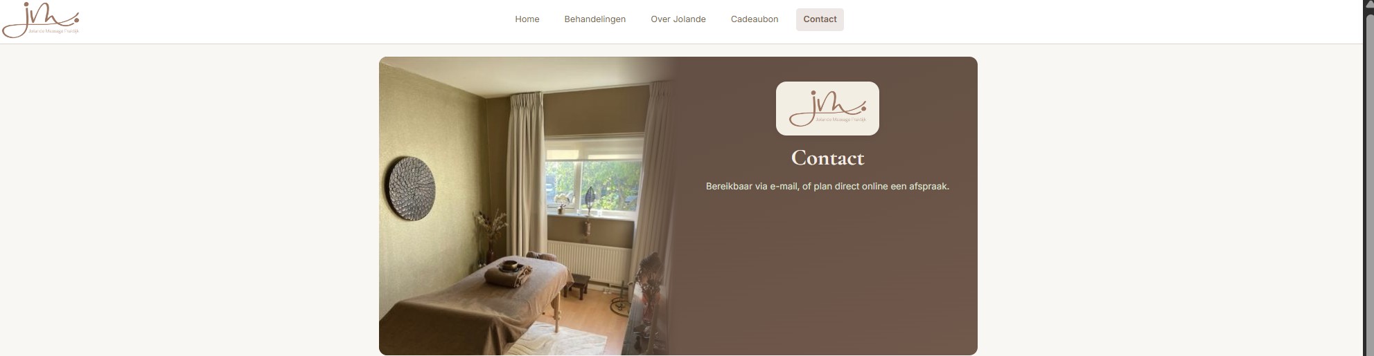 Contactpagina met behandelruimte en boekingsopties